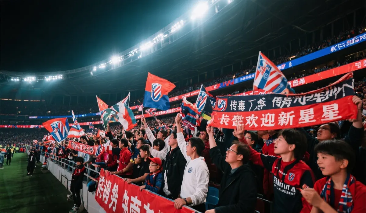 球迷在看台举起写有再见传奇标语的海报，情绪激动又温暖